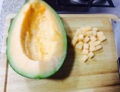 网红大鹅吃哈密瓜视频,美味诱惑引发网友热议